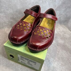 Naot Women 39 US 8 Bramble Mary Jane Flat Red PepperLeather Cutout Casual Shoe